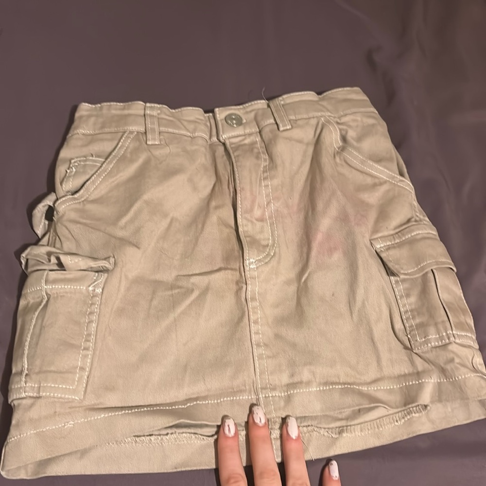 Stretchy pocketed skirt. Beige, pink stain.